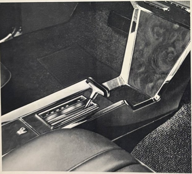 Grand Prix floor console